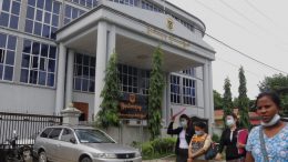 တရားသူကြီးရောက်မလာသဖြင့် Gust Myanmar အထည်ချုပ်စက်ရုံမှ အလုပ်သမားများ တရားစွဲဆိုခံရသည့်အမှု ပြန်လည်ရက်ရွှေ့