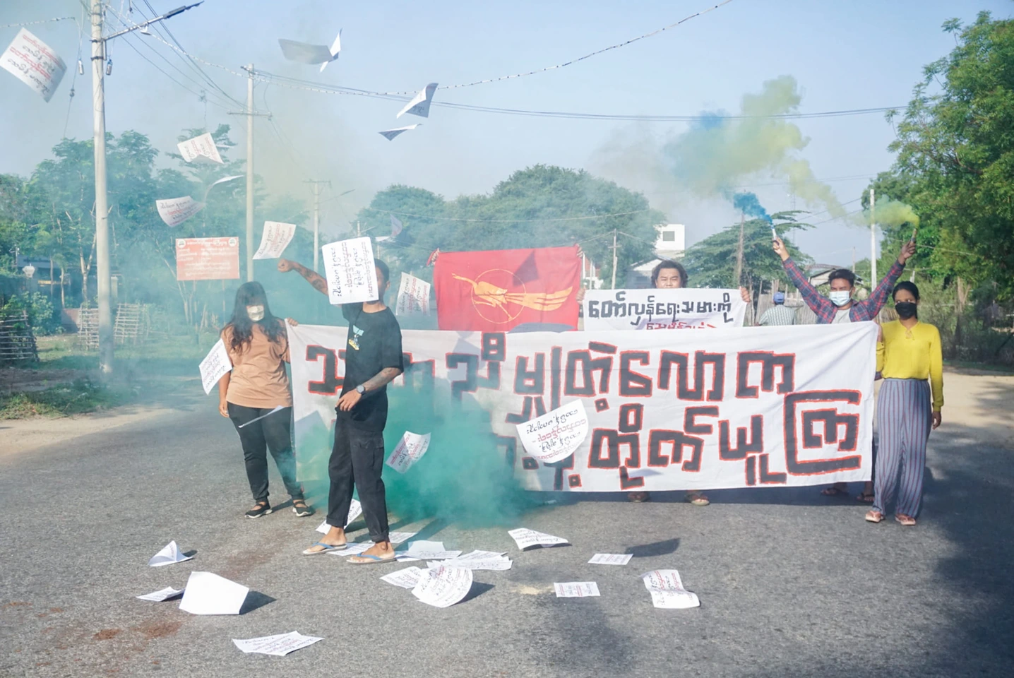 “သာတူညီမျှတဲ့လောက လူထုအားနဲ့တိုက်ယူကြ” အရာတော်သပိတ် မုံရွာမြို့အဝင်တွင် ဆန္ဒပြ
